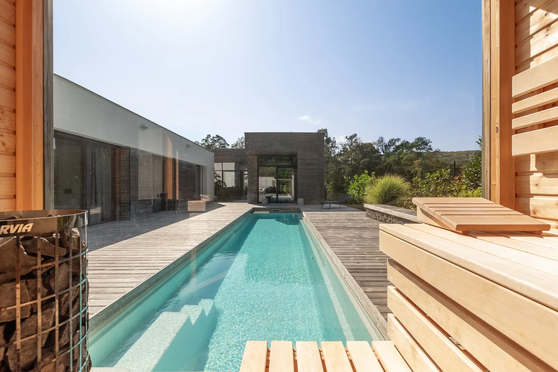 Exterior photo 2