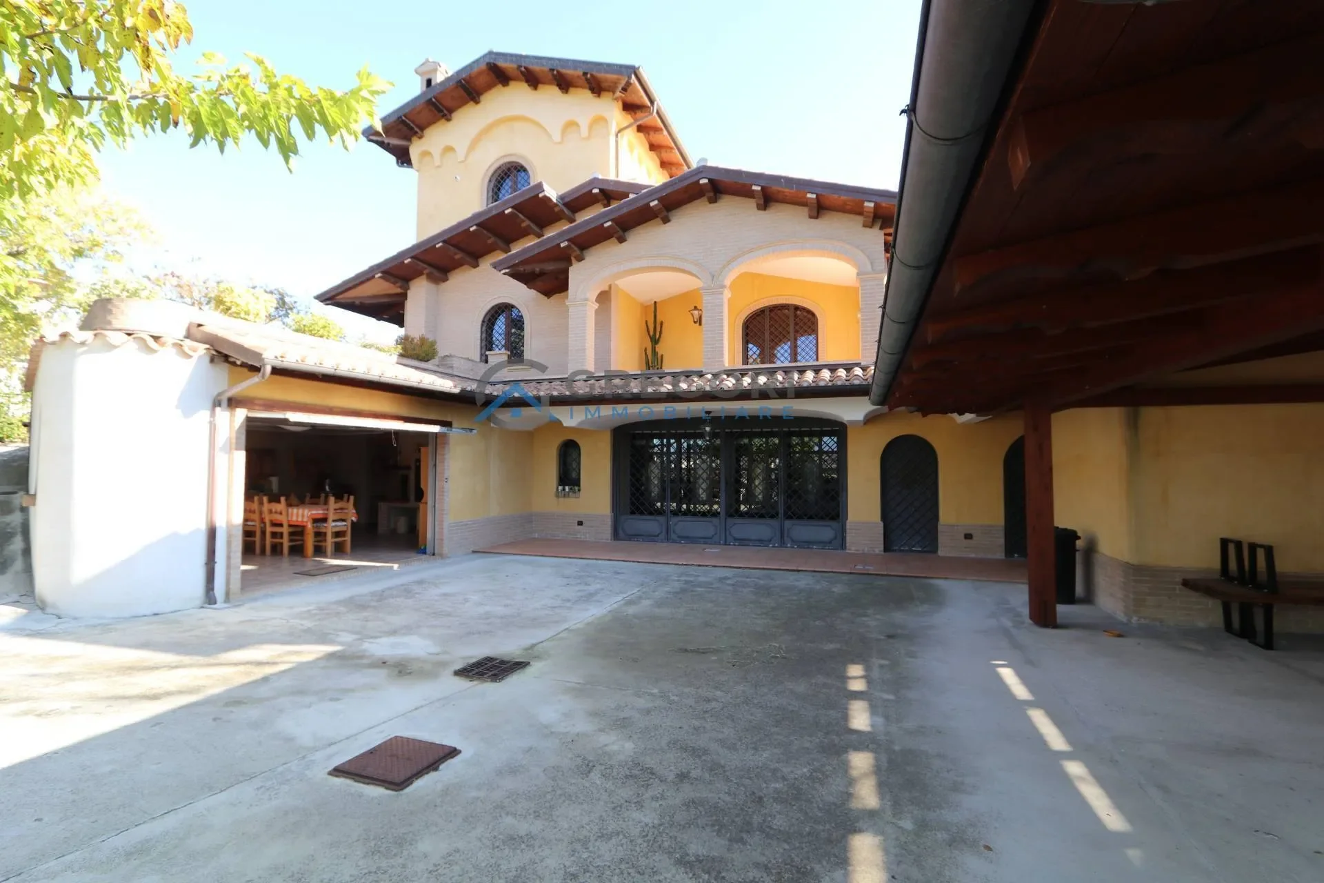 Exterior photo 7