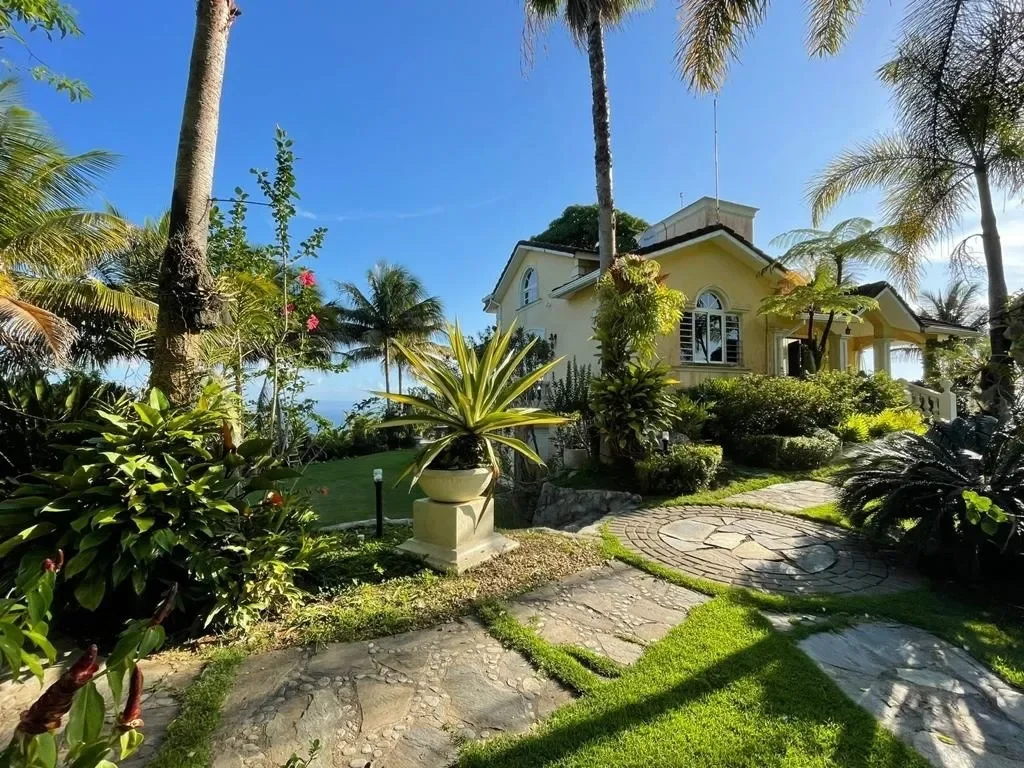 Exterior photo 5