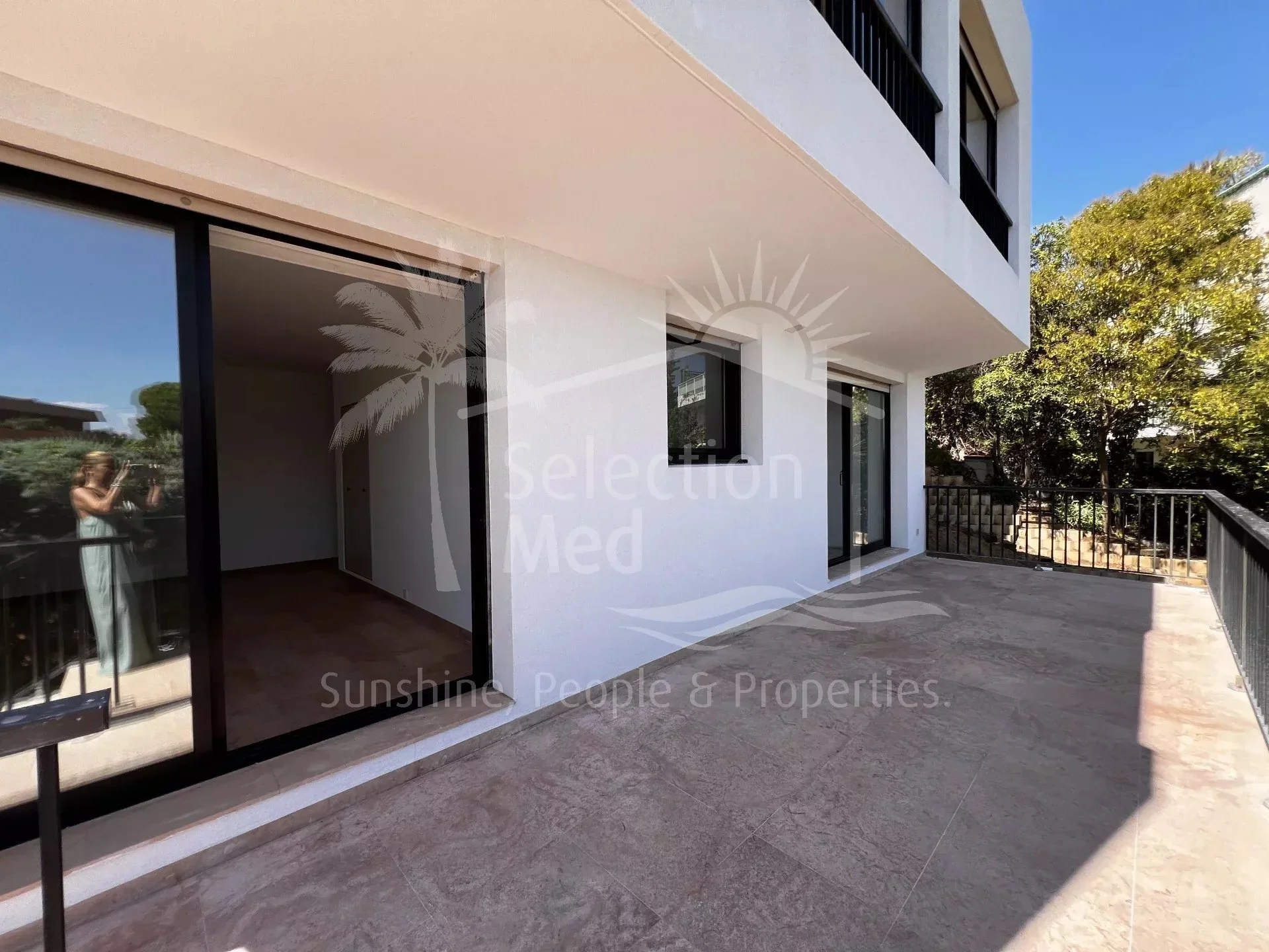 Exterior photo 8