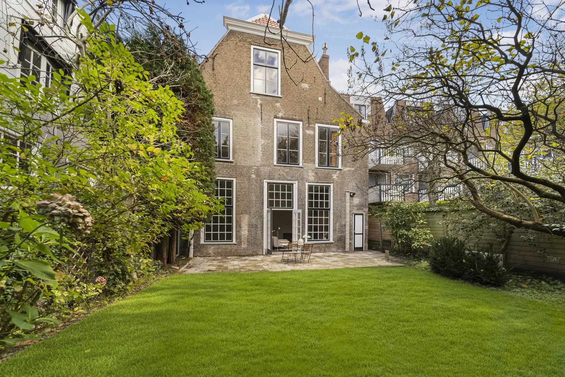 Exterior photo 2