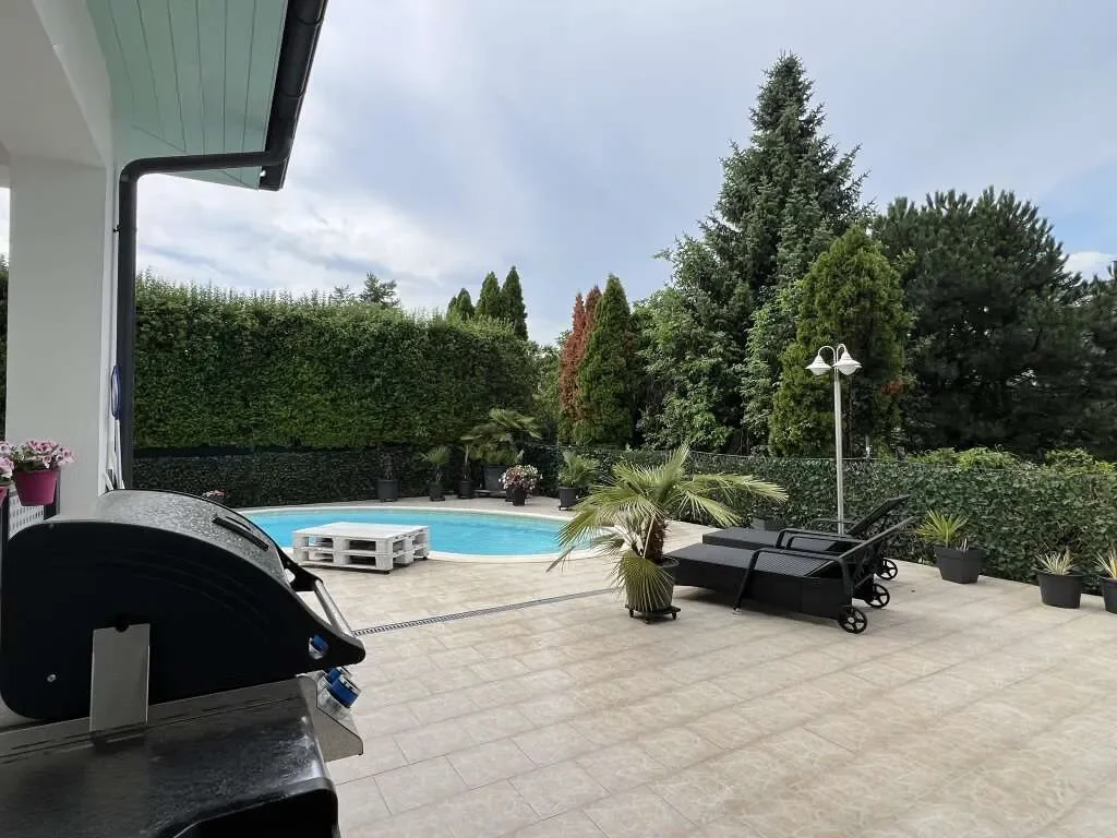 Exterior photo 6