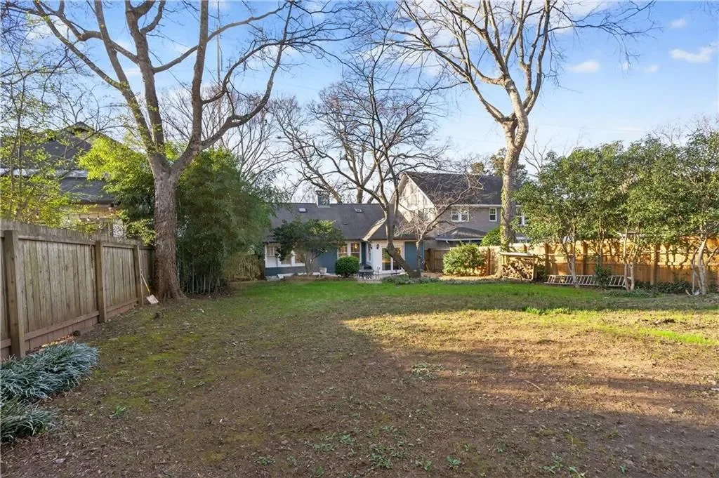 Exterior photo 6