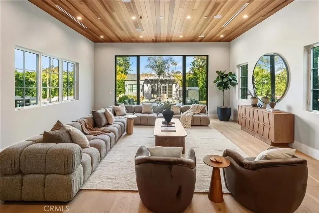 20511 Wells Drive, Los Angeles, California, United States. - Photo 8