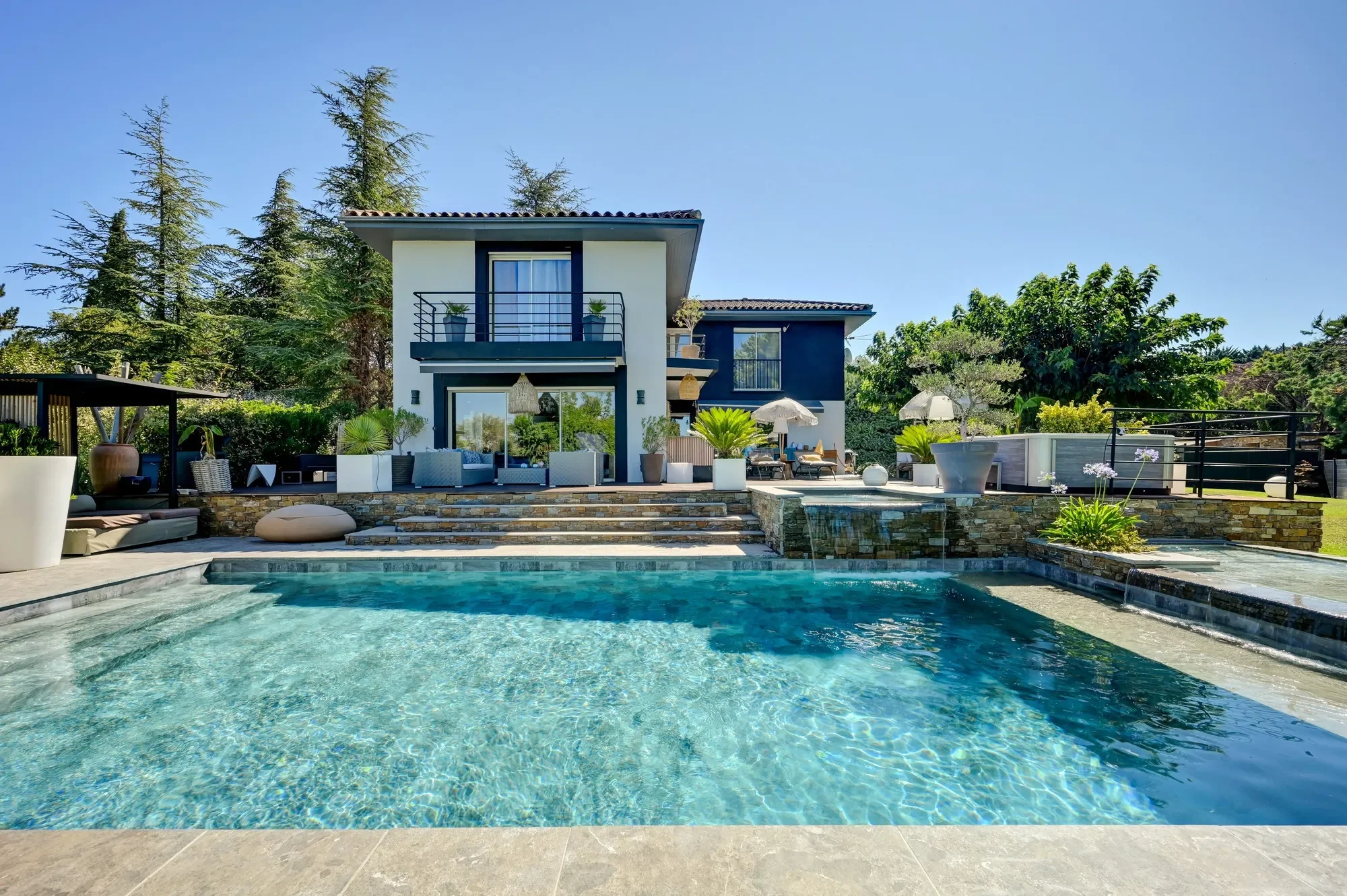 Exterior photo 3
