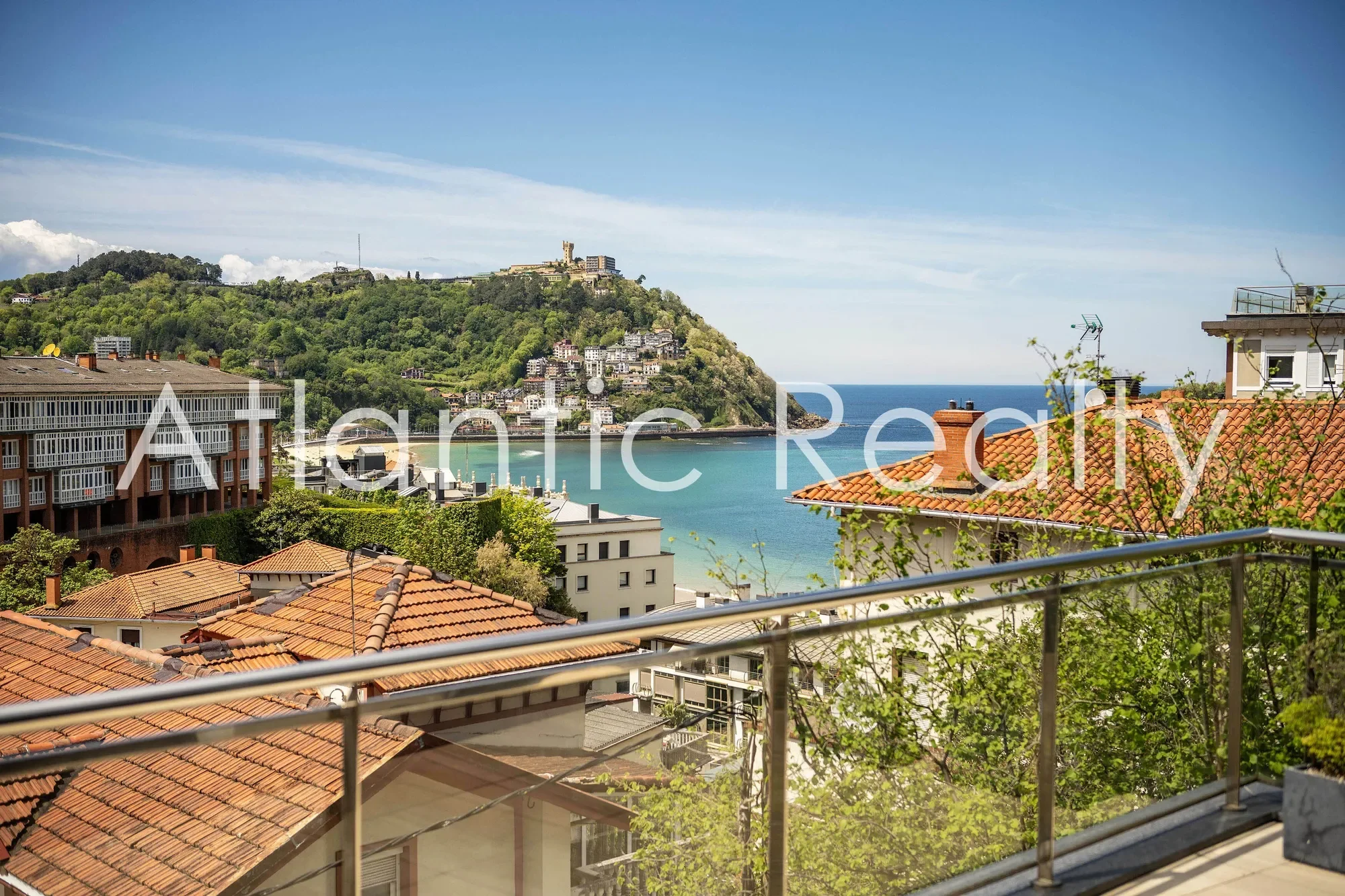 STUNNING LUXURY SEMI-DETACHED VILLA  WITH PANORAMIC VIEWS OF LA CONCHA BAY