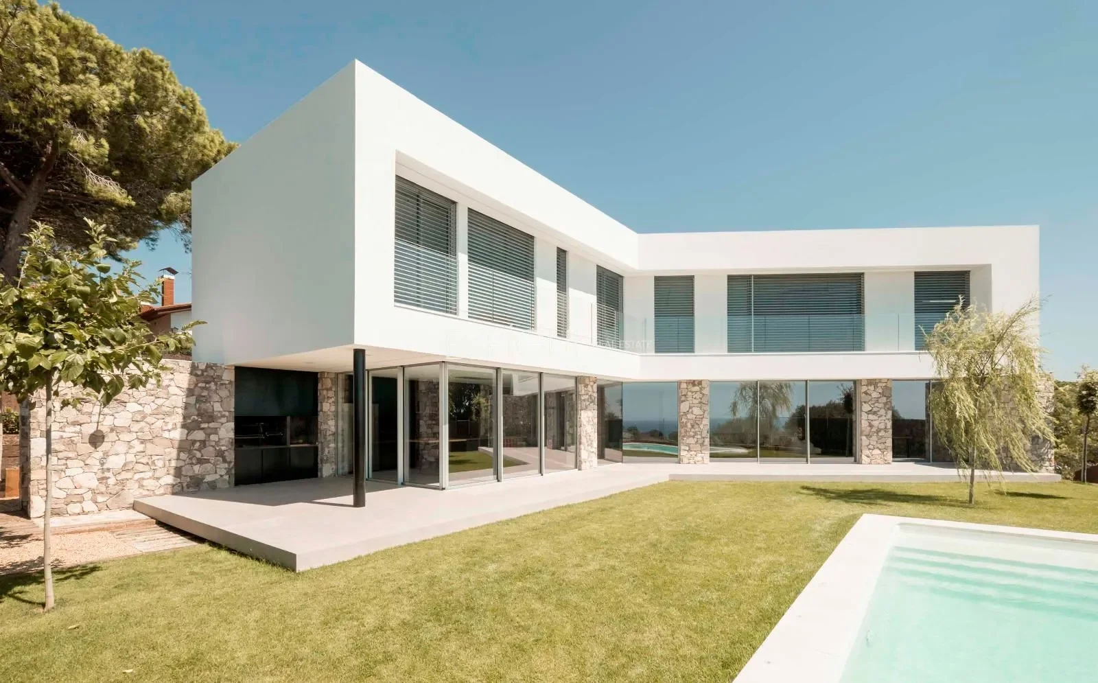 Exterior photo 2