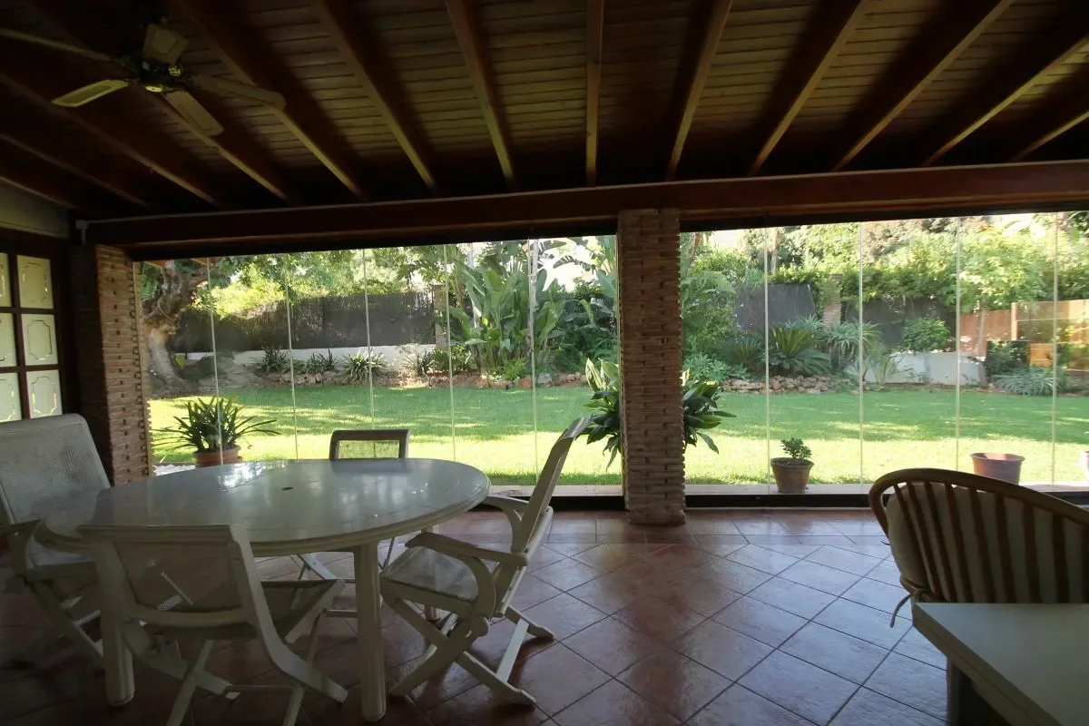 Exterior photo 8