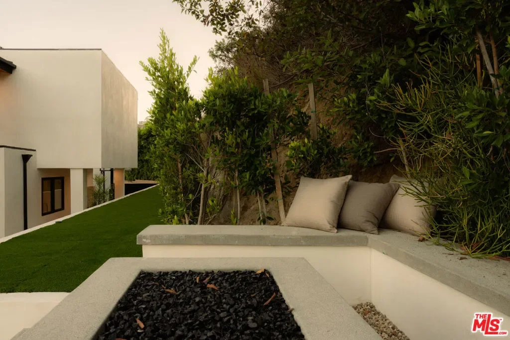 2608 Zorada Drive, Los Angeles, California, United States. - Photo 8