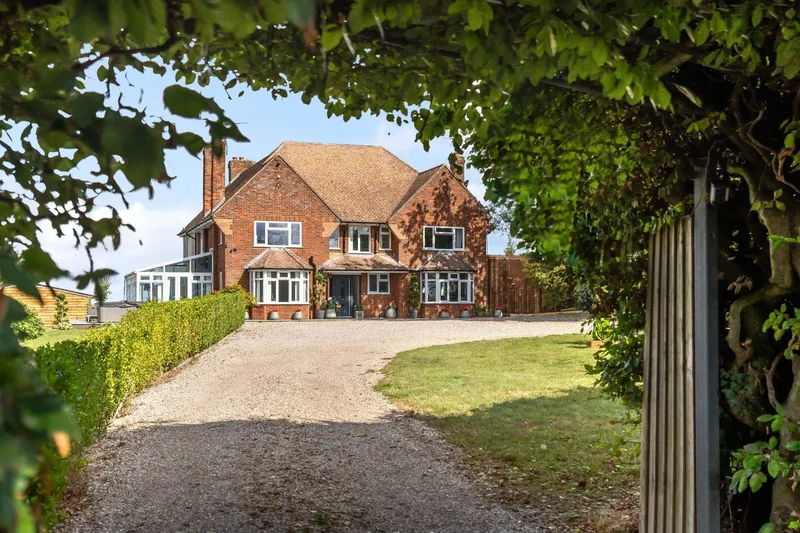 5 bedroom Detached House for sale in Buntingford