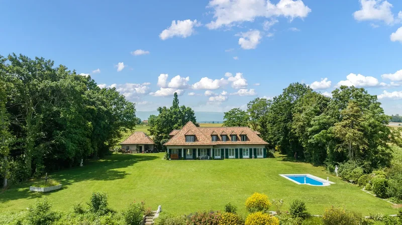 Beautiful familial property in the vineyard and swimming pool in Etoy