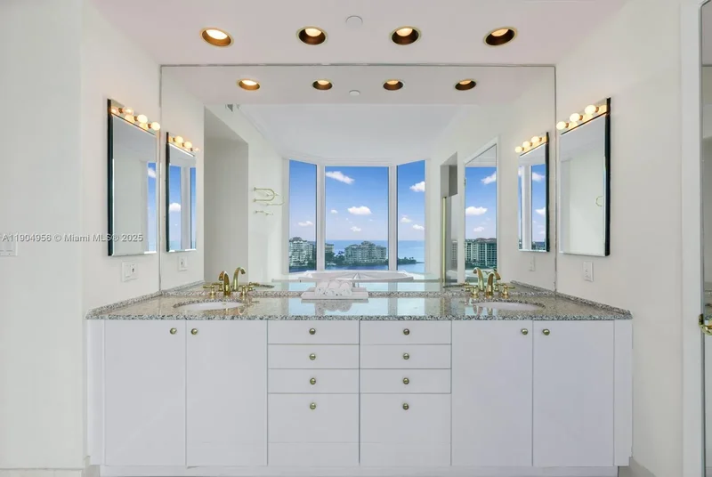 300 S Pointe Dr 1603, Miami Beach, Florida, United States. - Photo 3