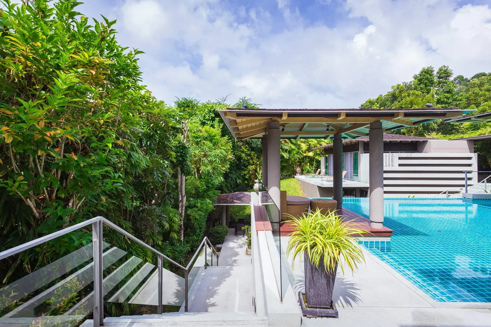 Exterior photo 5