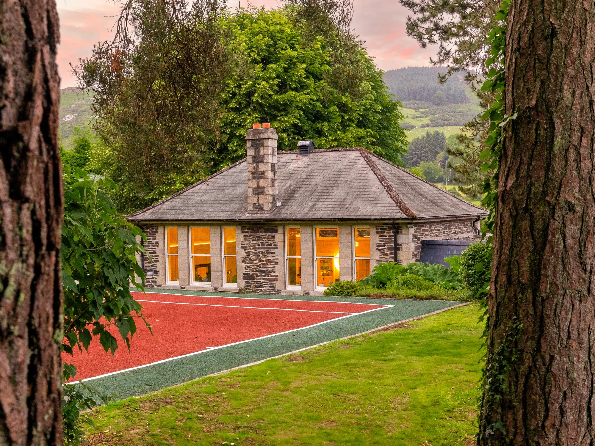 Exterior photo 5