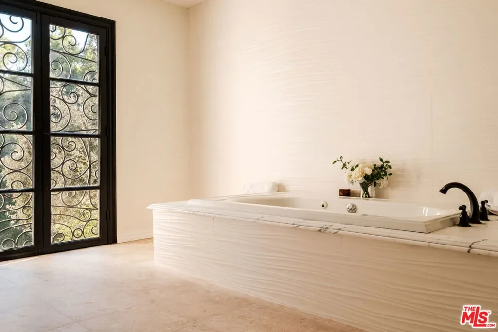 1301 N Beverly Drive, Beverly Hills, California, United States. - Photo 5