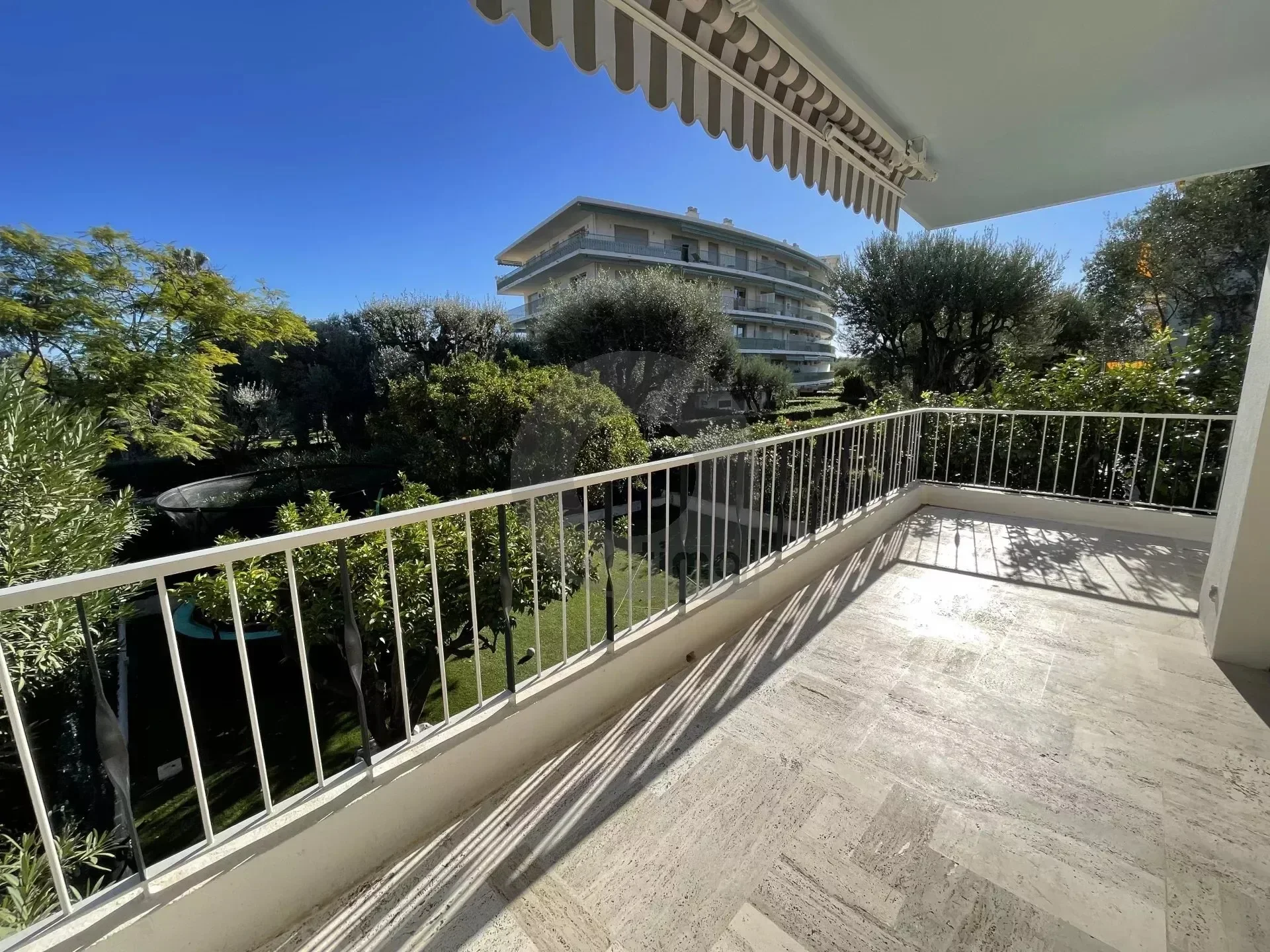 Exterior photo 3