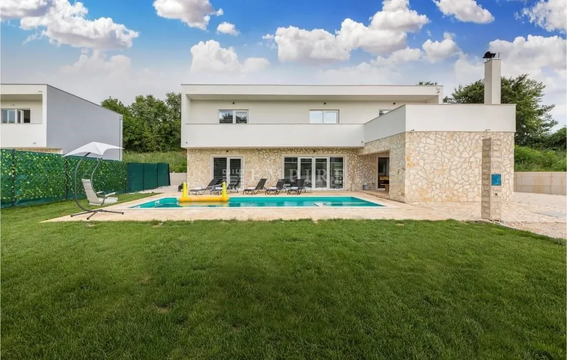 Exterior photo 7