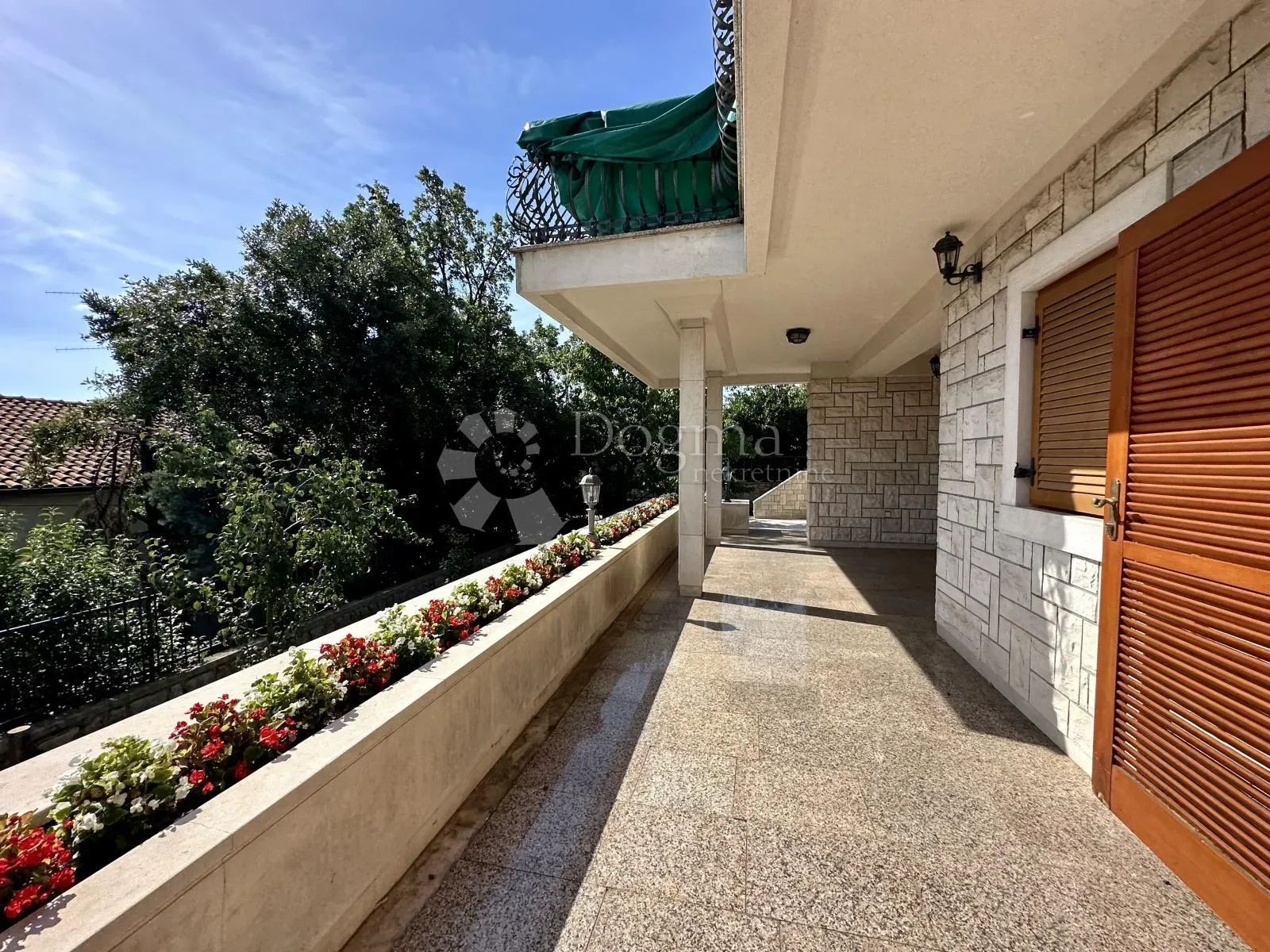 Exterior photo 10