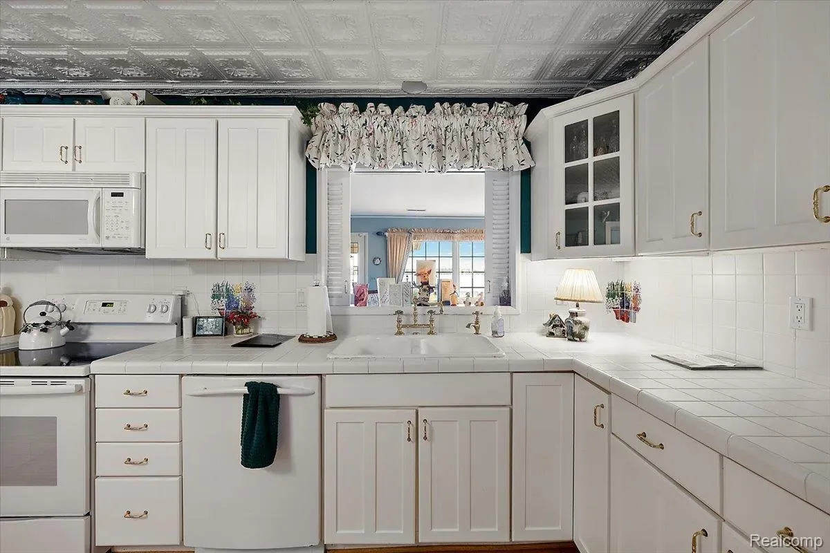 2236 Locklin Lane, West Bloomfield Charter Township, MI 48324, Orchard Lake Village, Michigan, United States. - Photo 19