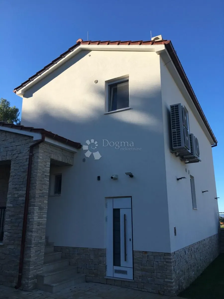 Exterior photo 6