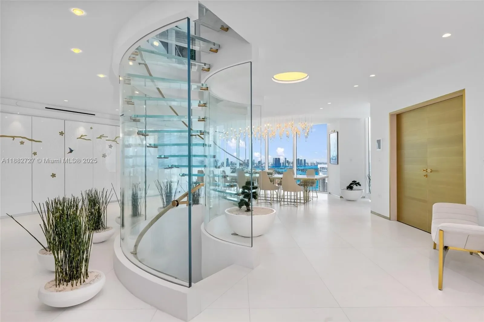 300 S Pointe Dr PH-5, Miami Beach, Florida, United States. - Photo 4