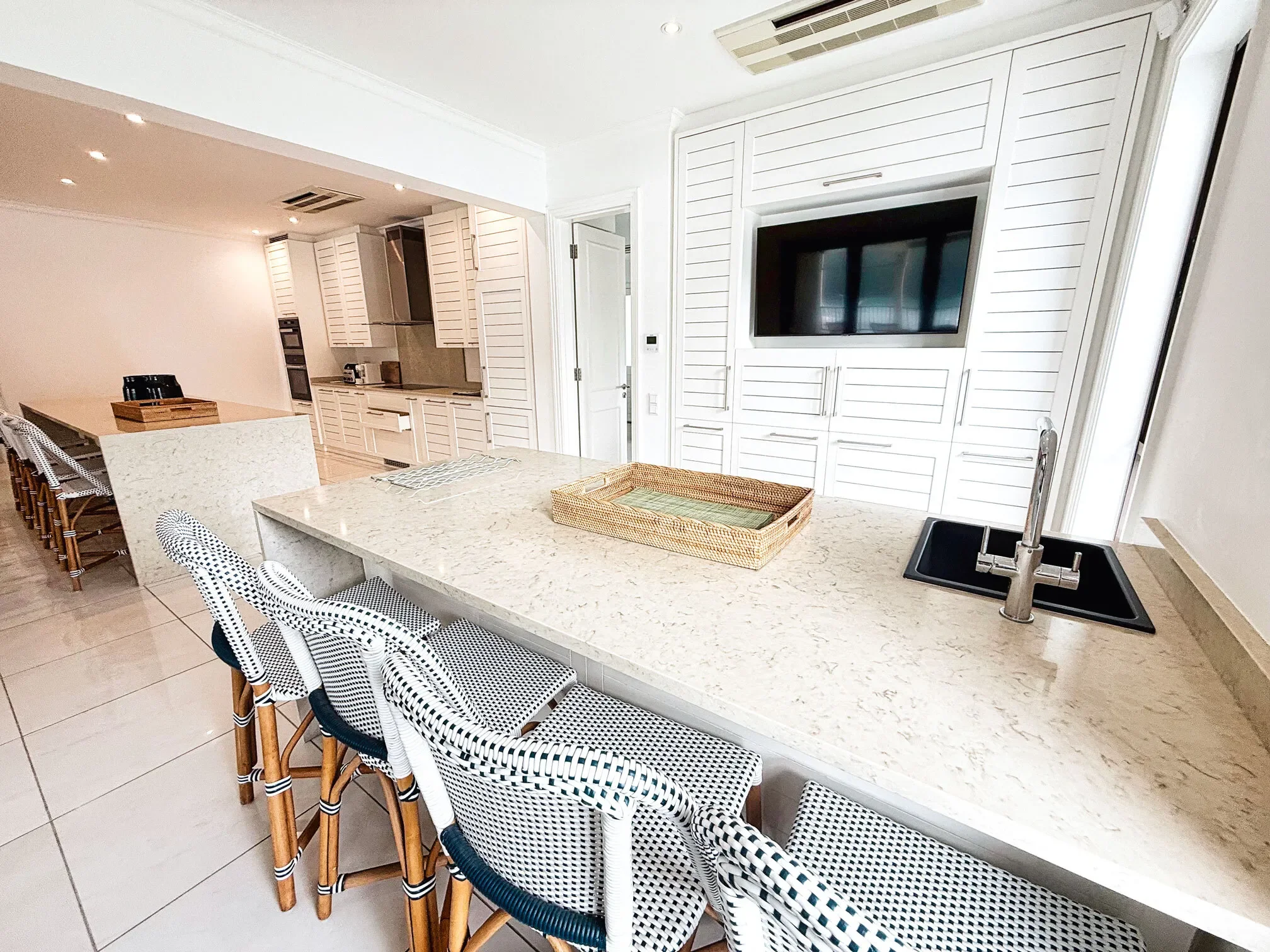 Stunning apartment, 4 bedrooms with a glass pool overlooking the sea