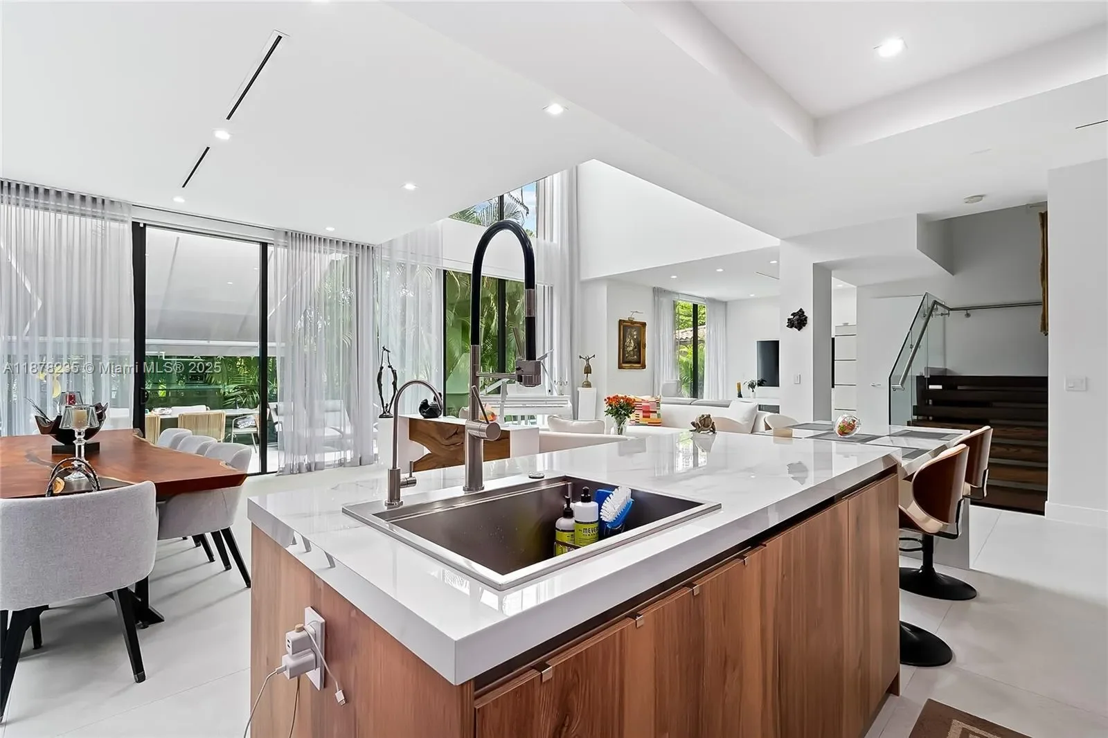 311 189th St, Golden Beach, Florida, United States. - Photo 9