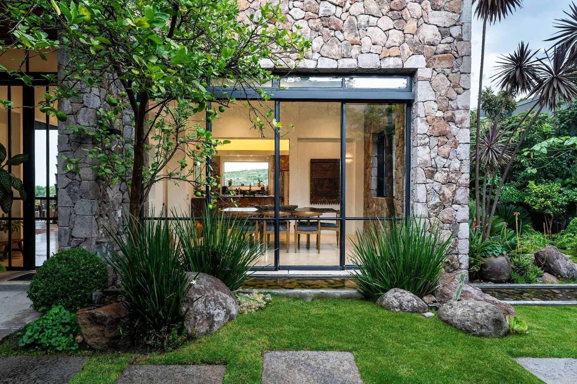 Exterior photo 4