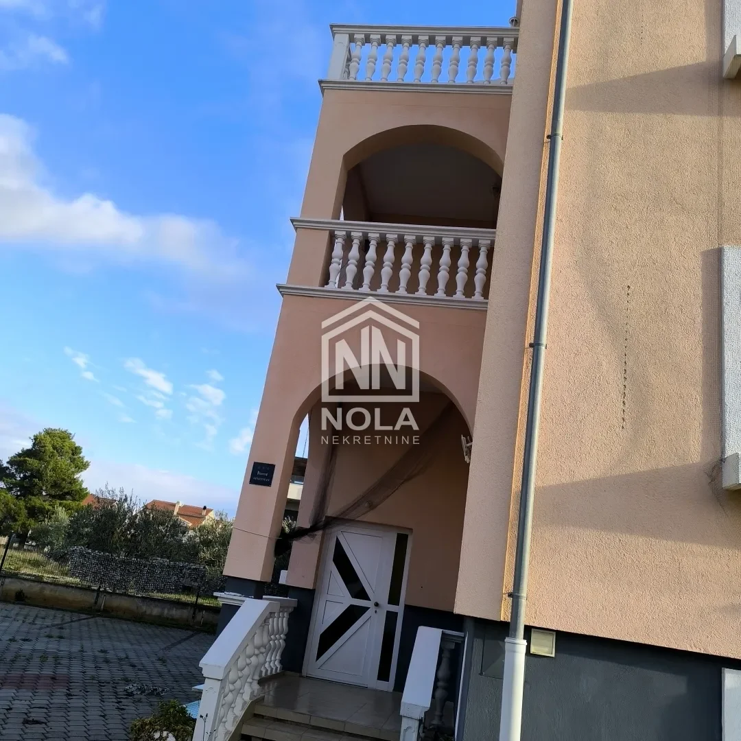 Exterior photo 5