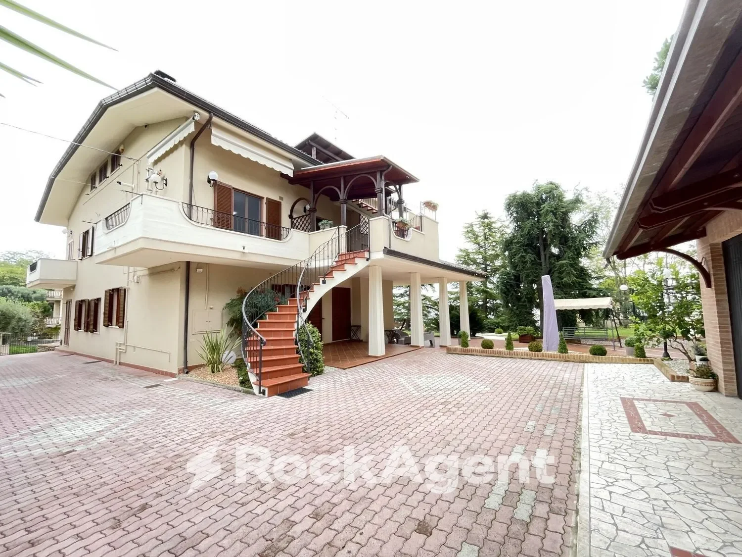 Exterior photo 3