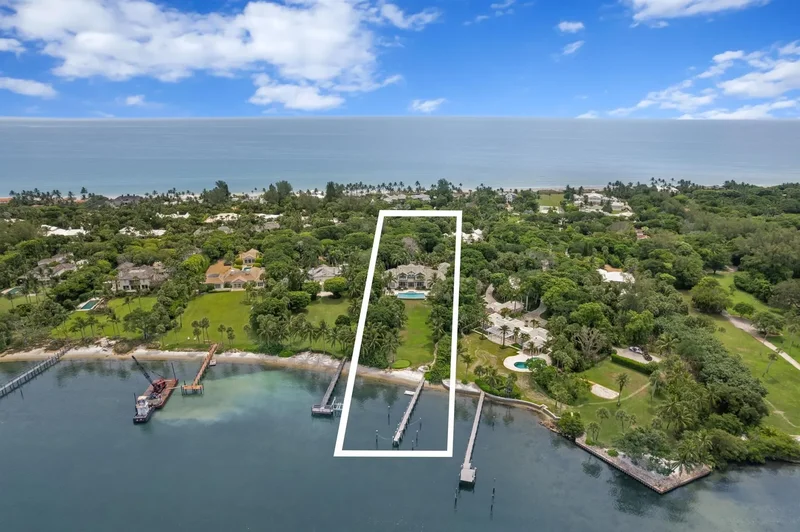 Single Family Residence in Hobe Sound