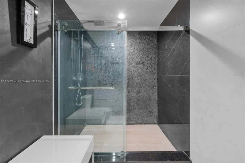 1000 Venetian Way 810, Miami, Florida, United States. - Photo 18
