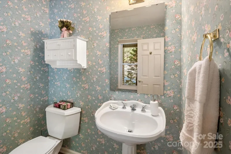 2240 E Cumming Woods Lane, Hendersonville, NC 28739, Laurel Park, North Carolina, United States. - Photo 23