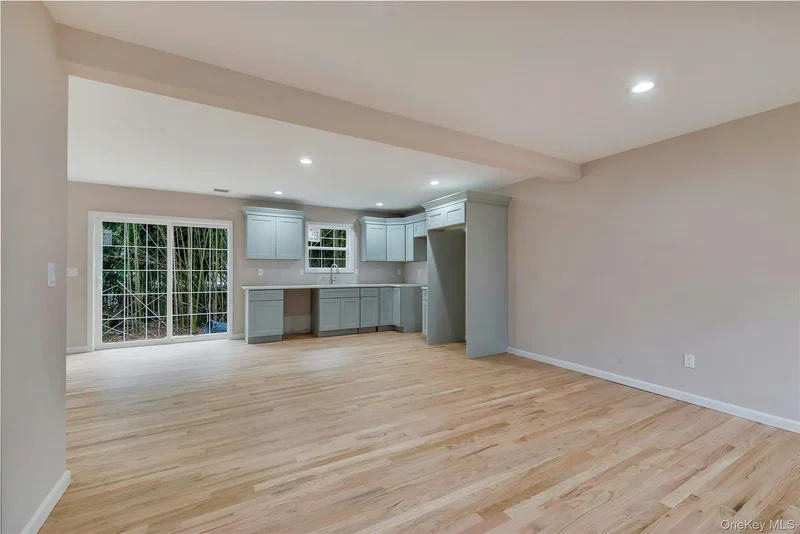 305 COMMACK Road, Shirley, New York, United States. - Photo 3