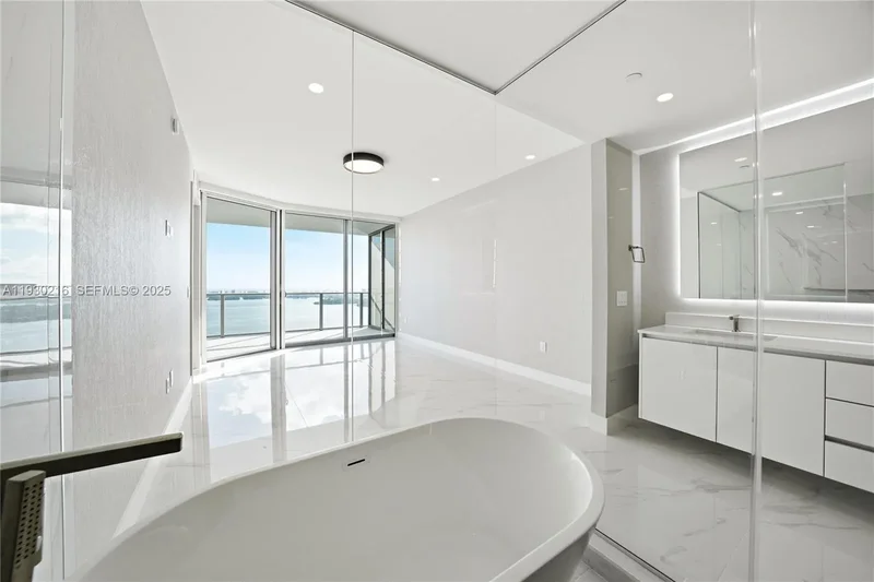 700 NE 24TH ST 4801, Miami, Florida, United States. - Photo 20