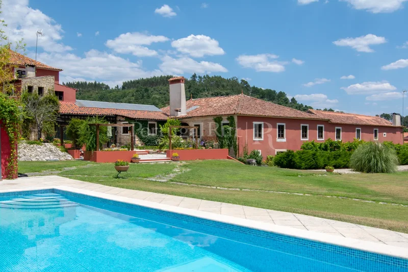 Fantastic Manor House with pool and gardens