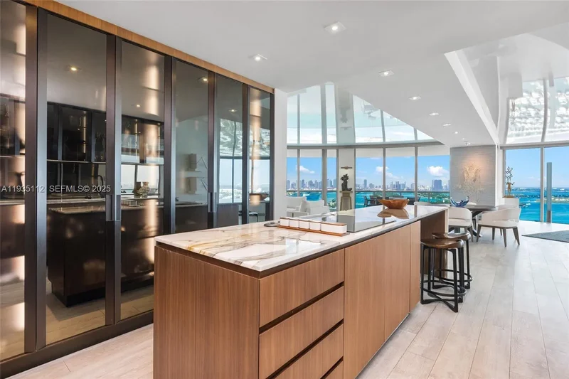 1000 S Pointe Dr 3501, Miami Beach, Florida, United States. - Photo 9