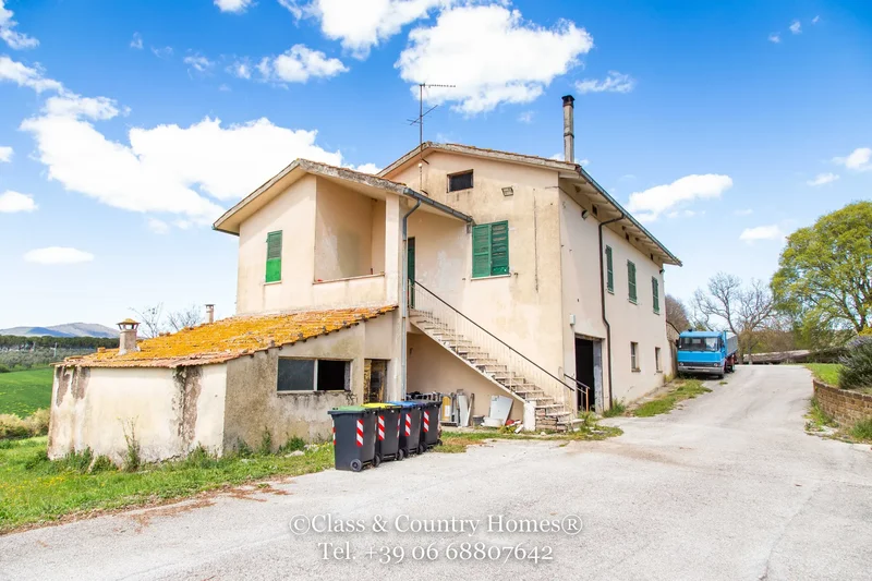 Farms for Sale in Italy: Large Equestrian Estate in Umbria