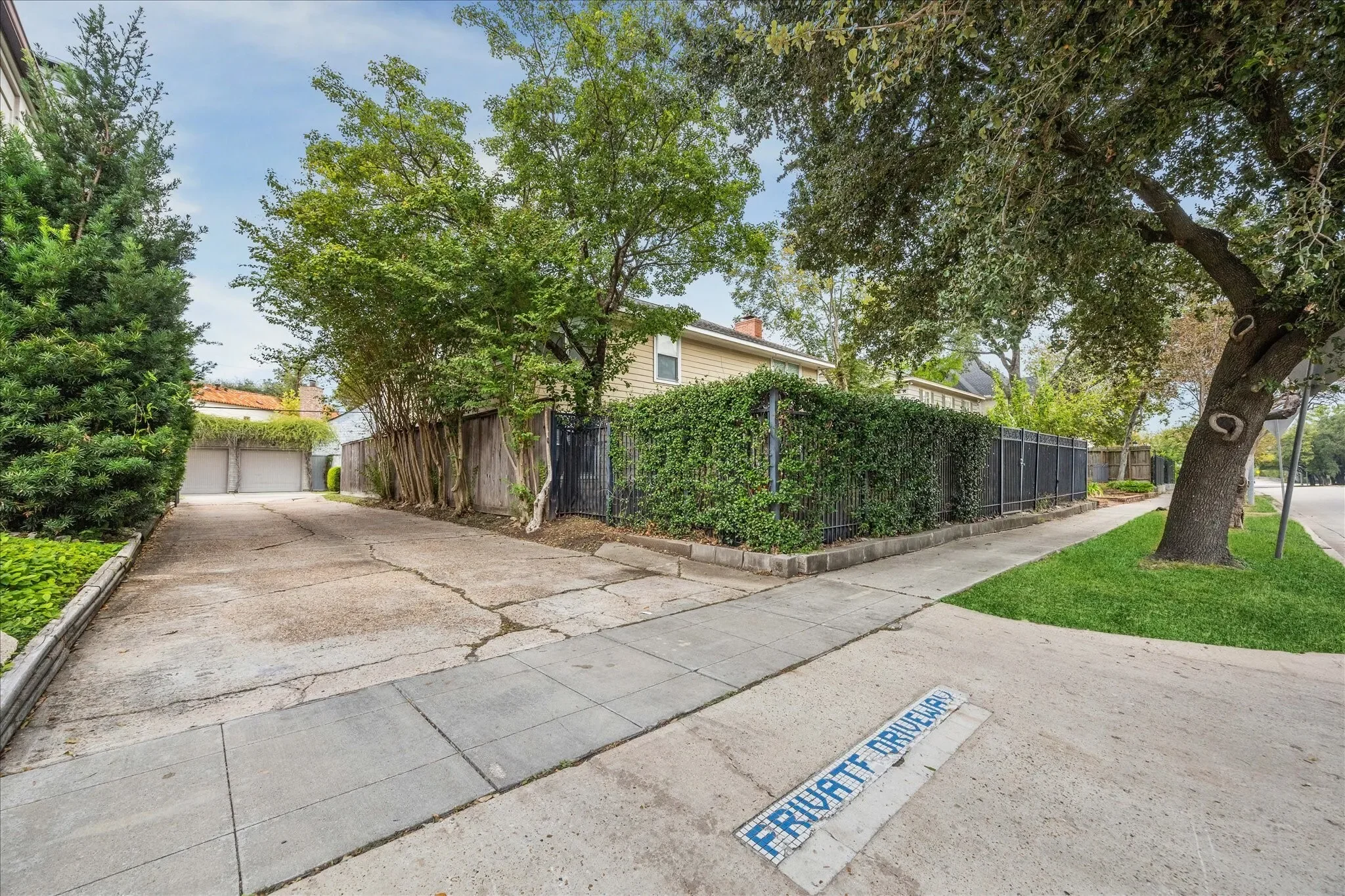 Exterior photo 8