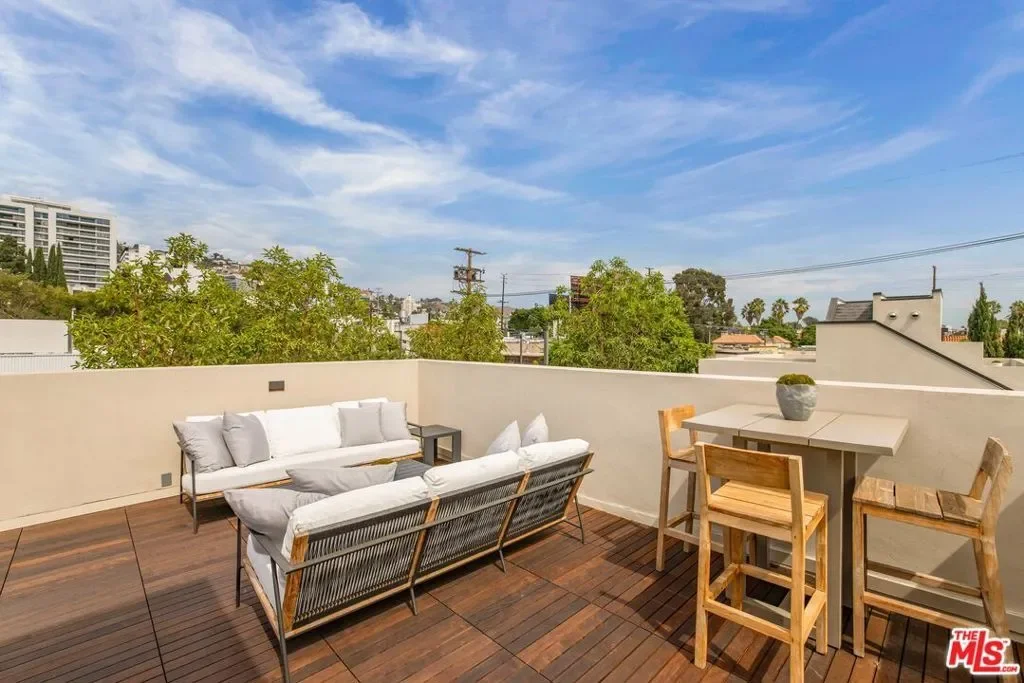 922 N West Knoll Drive, Los Angeles, California, United States. - Photo 22