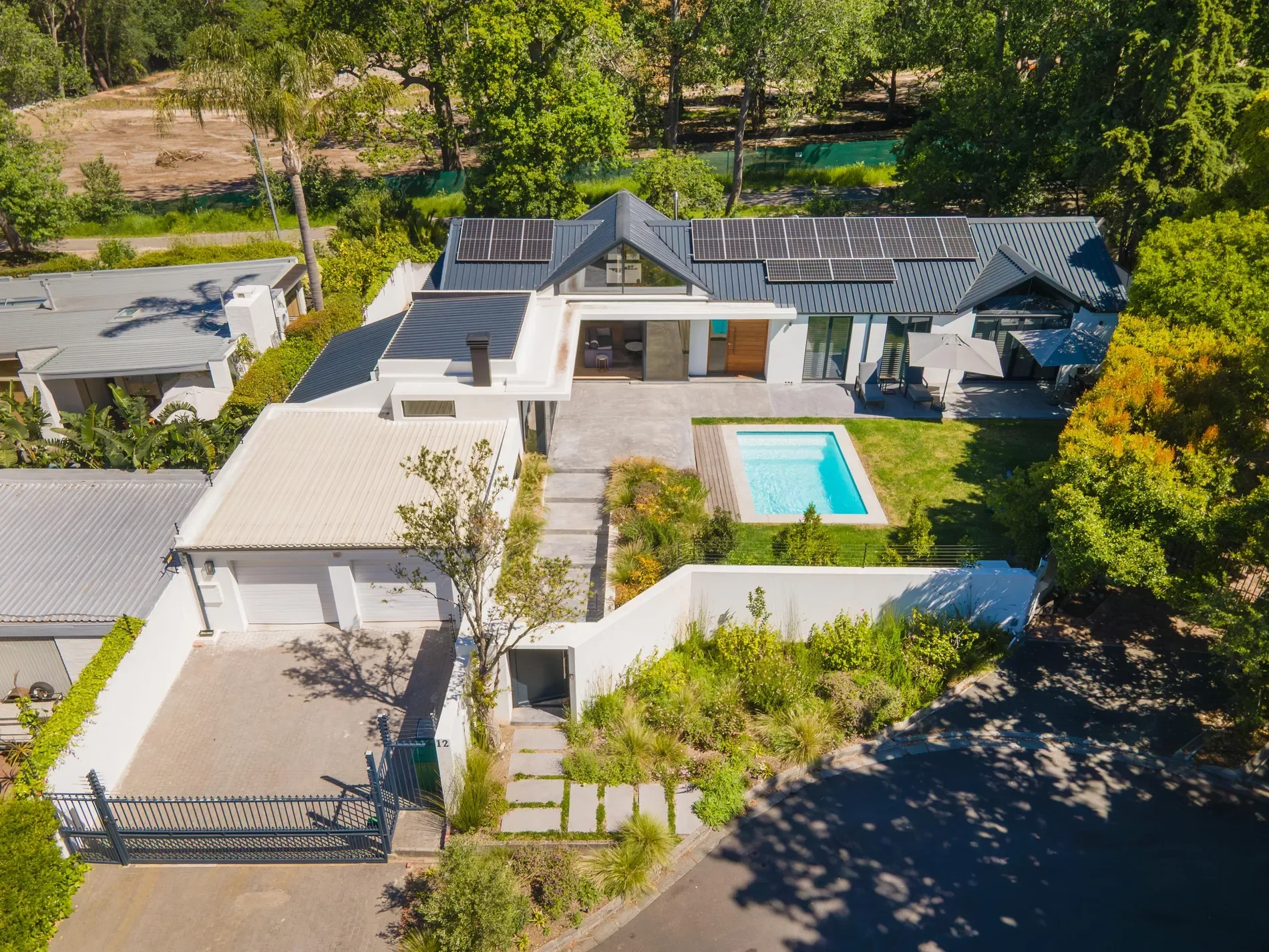 Exterior photo 4