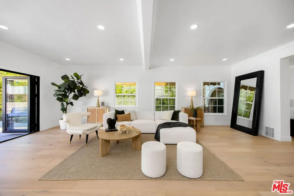 832 S Plymouth Boulevard, Los Angeles, California, United States. - Photo 33