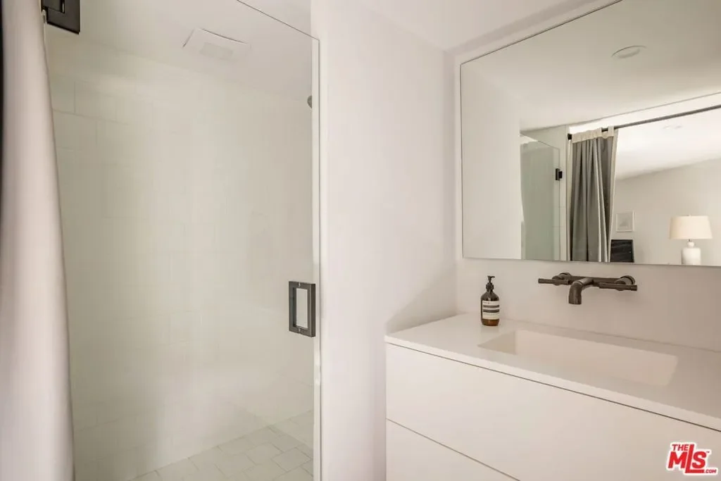 7187 Macapa Drive, Los Angeles, California, United States. - Photo 6