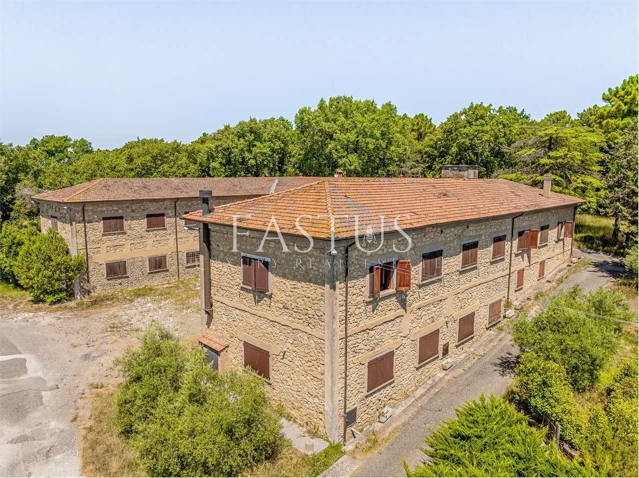Exterior photo 4