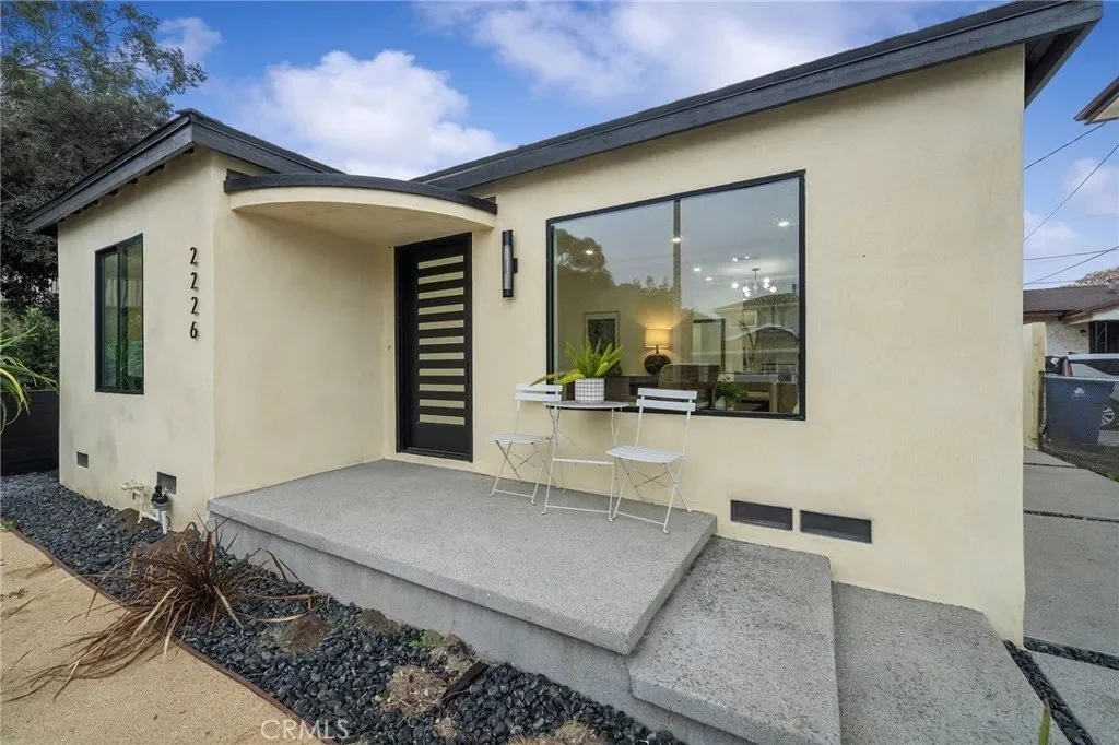 Exterior photo 2