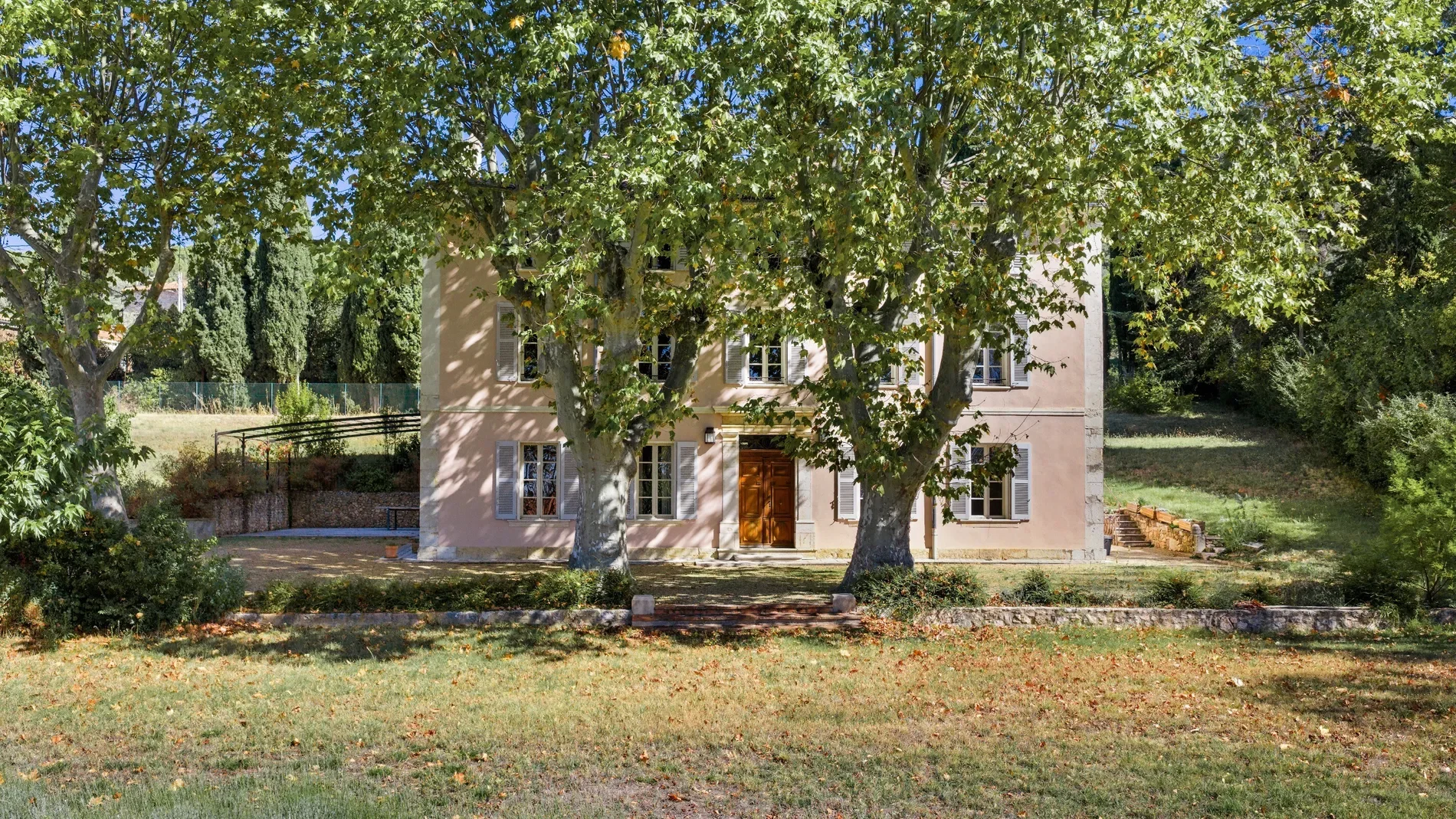Exterior photo 4