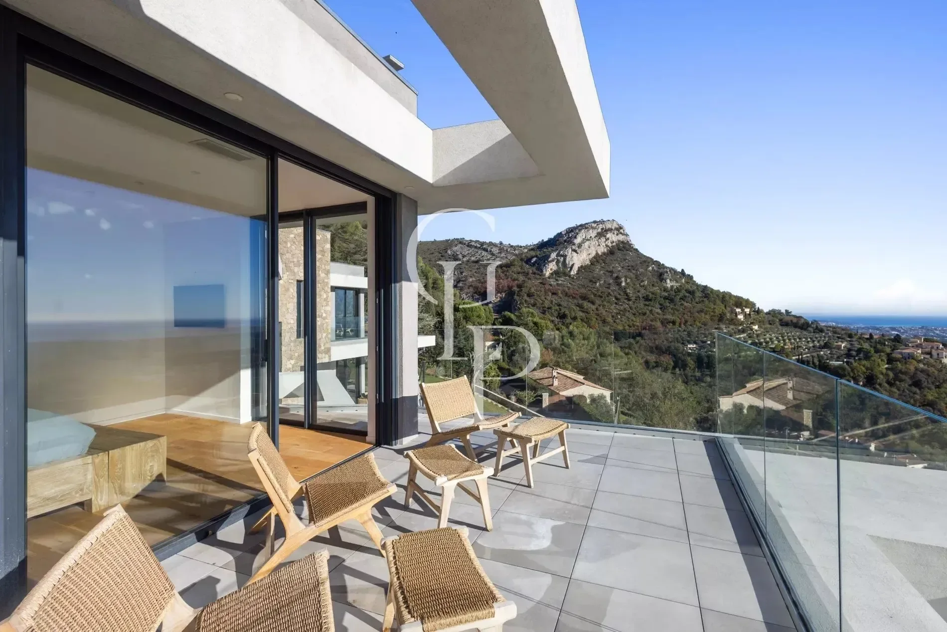 Exterior photo 8