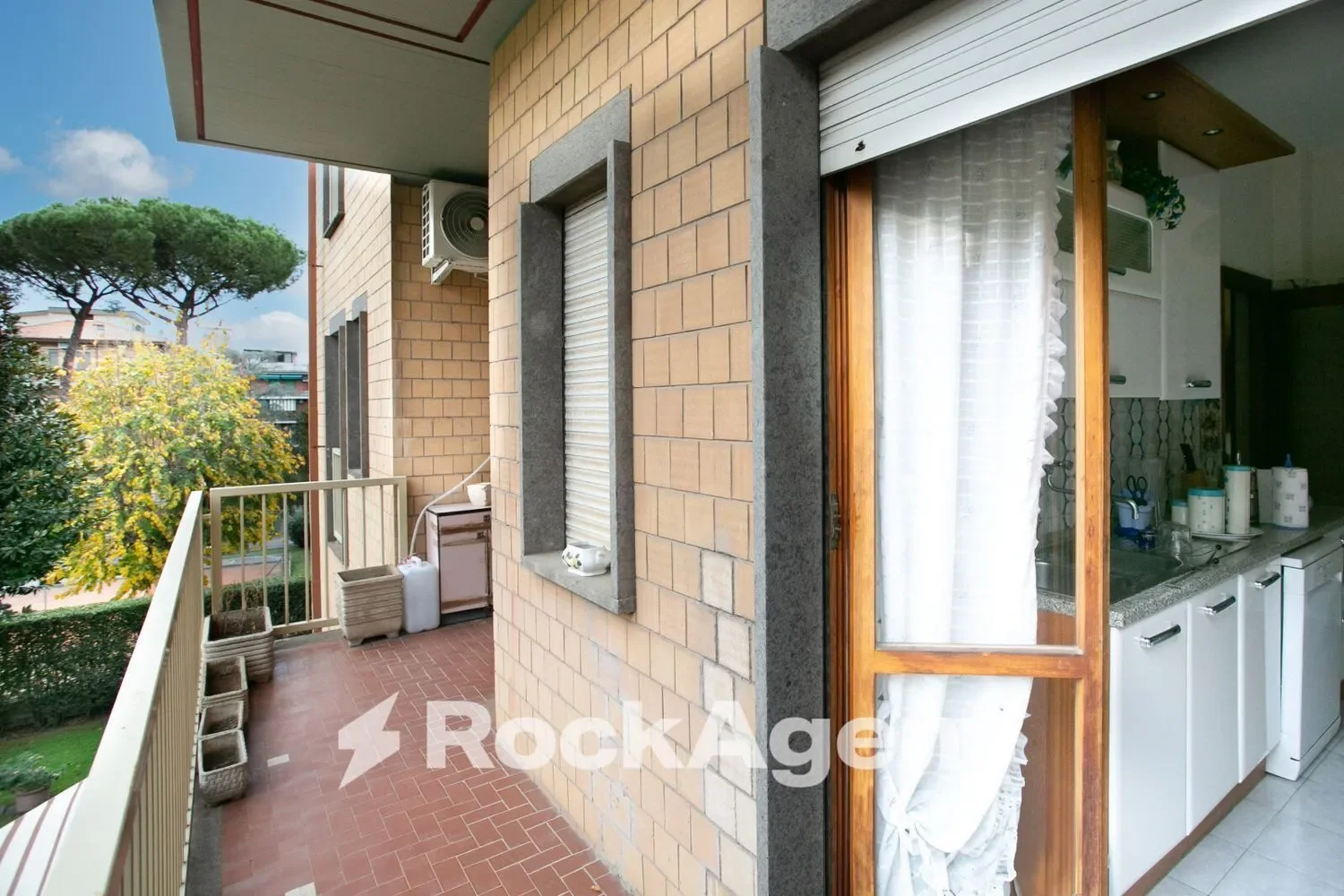 Exterior photo 5