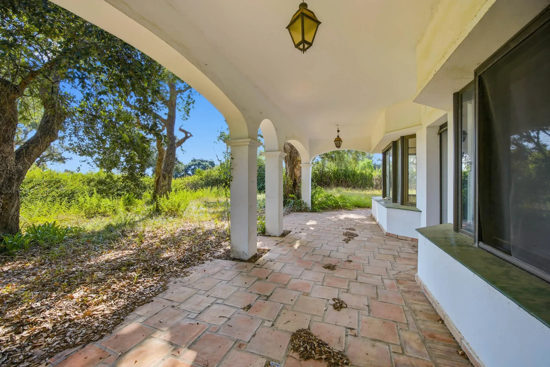 Exterior photo 6