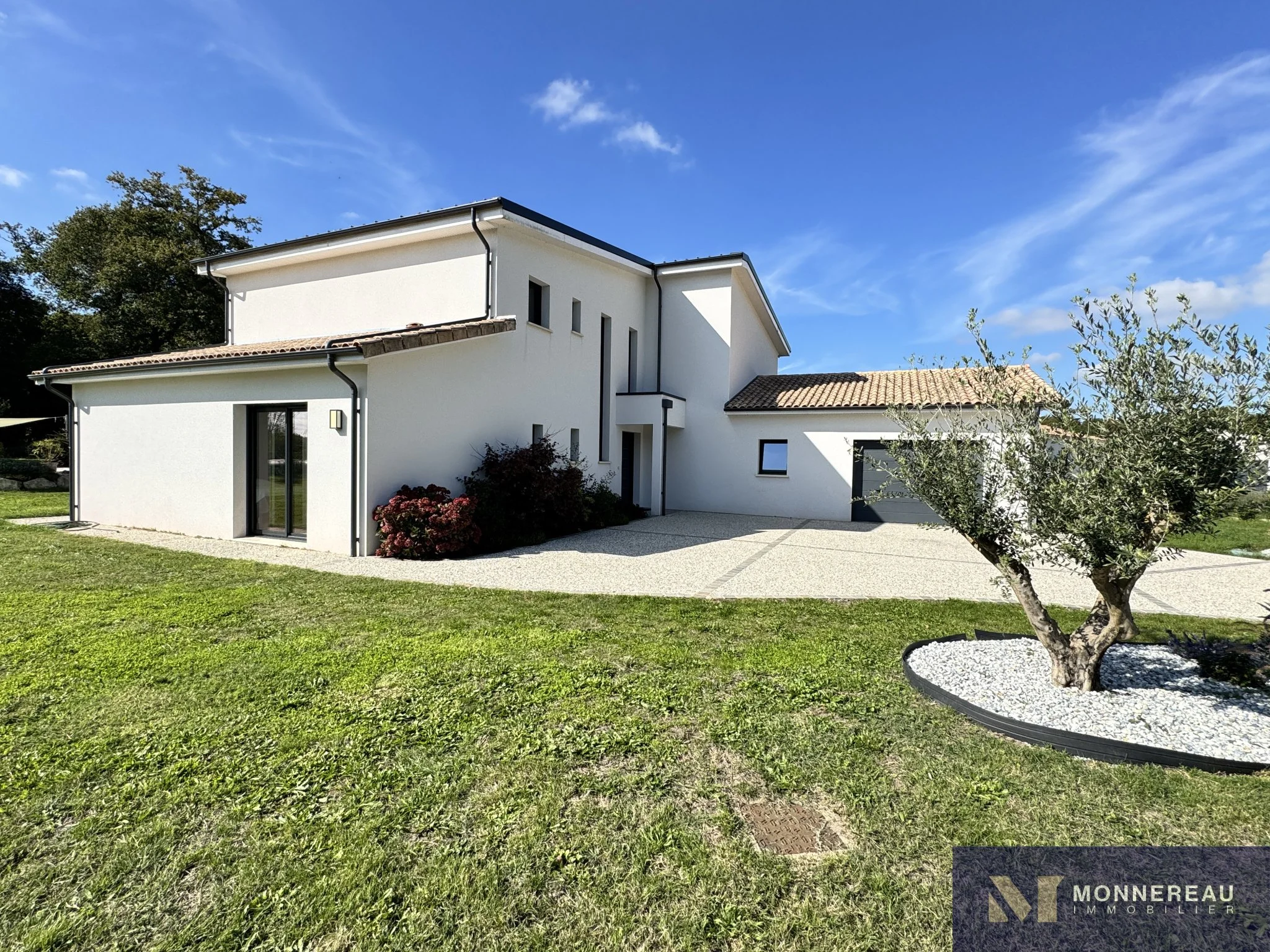 Exterior photo 9